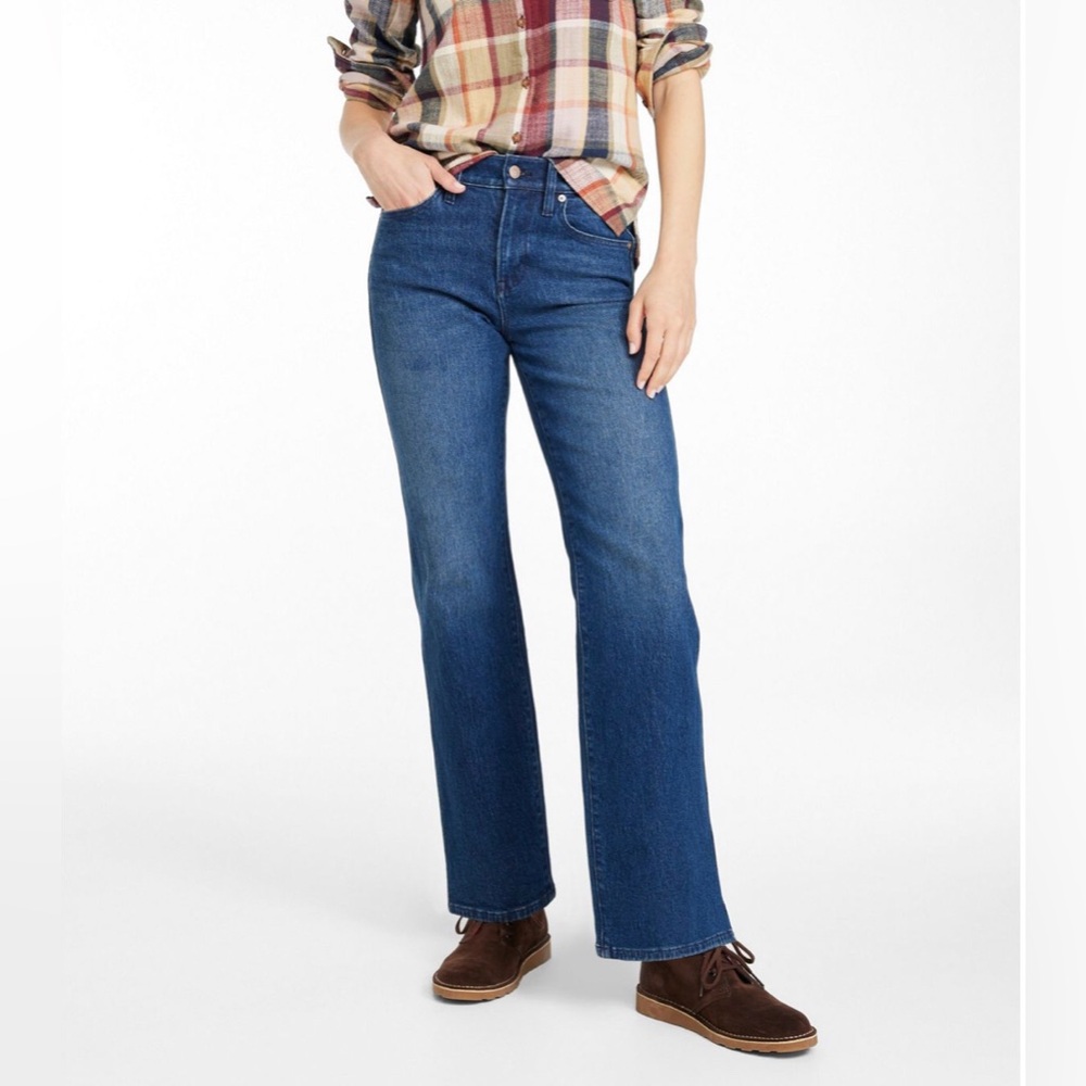 LL Bean โFavoriteโ Jean Mid Rise Straight Leg in Dark Wash Size 8
